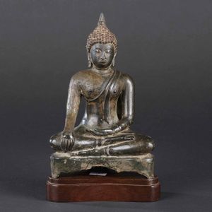 Figura di Buddha Sakyamuni in bronzo, Thailandia, Ayutthaya, XVII secolo  - Asta Arte Orientale - Associazione Nazionale - Case d'Asta italiane