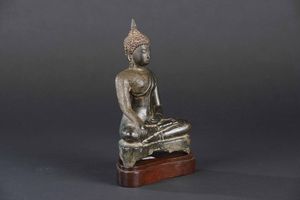 Figura di Buddha Sakyamuni in bronzo, Thailandia, Ayutthaya, XVII secolo  - Asta Arte Orientale - Associazione Nazionale - Case d'Asta italiane