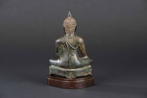 Figura di Buddha Sakyamuni in bronzo, Thailandia, Ayutthaya, XVII secolo  - Asta Arte Orientale - Associazione Nazionale - Case d'Asta italiane