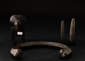 Lotto composto da tre oggetti in bronzo e una bilancia in legno ebanizzato  - Asta Arte Orientale - Associazione Nazionale - Case d'Asta italiane