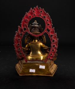 Figura di guardiano entro aura in bronzo dorato e parzialmente dipinto, Cina, XX secolo  - Asta Arte Orientale - Associazione Nazionale - Case d'Asta italiane