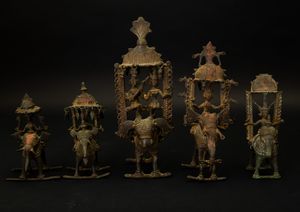 Cinque bronzetti con divinit assise su elefanti entro coperture decorate con  pinnacoli, India, XVIII-XIX secolo  - Asta Arte Orientale - Associazione Nazionale - Case d'Asta italiane