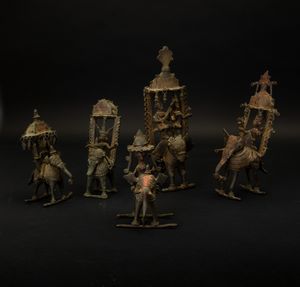 Cinque bronzetti con divinit assise su elefanti entro coperture decorate con  pinnacoli, India, XVIII-XIX secolo  - Asta Arte Orientale - Associazione Nazionale - Case d'Asta italiane