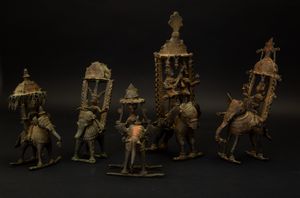 Cinque bronzetti con divinit assise su elefanti entro coperture decorate con  pinnacoli, India, XVIII-XIX secolo  - Asta Arte Orientale - Associazione Nazionale - Case d'Asta italiane