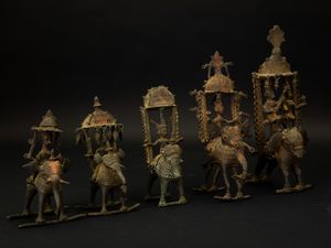Cinque bronzetti con divinit assise su elefanti entro coperture decorate con  pinnacoli, India, XVIII-XIX secolo  - Asta Arte Orientale - Associazione Nazionale - Case d'Asta italiane