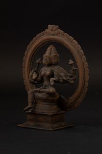 Figura di divinit� multibraccia in bronzo entro aura, India, XIX secolo  - Asta Arte Orientale - Associazione Nazionale - Case d'Asta italiane