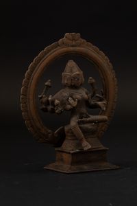 Figura di divinit multibraccia in bronzo entro aura, India, XIX secolo  - Asta Arte Orientale - Associazione Nazionale - Case d'Asta italiane