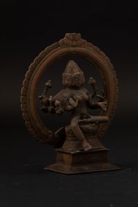 Figura di divinit� multibraccia in bronzo entro aura, India, XIX secolo  - Asta Arte Orientale - Associazione Nazionale - Case d'Asta italiane