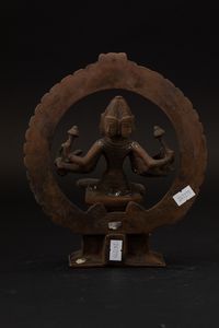 Figura di divinit multibraccia in bronzo entro aura, India, XIX secolo  - Asta Arte Orientale - Associazione Nazionale - Case d'Asta italiane