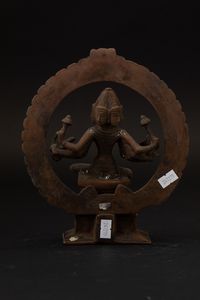Figura di divinit� multibraccia in bronzo entro aura, India, XIX secolo  - Asta Arte Orientale - Associazione Nazionale - Case d'Asta italiane