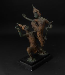 Gruppo in bronzo con tracce di doratura raffigurante due divinit�, Indonesia, XX secolo  - Asta Arte Orientale - Associazione Nazionale - Case d'Asta italiane