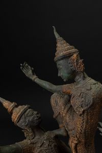 Gruppo in bronzo con tracce di doratura raffigurante due divinit, Indonesia, XX secolo  - Asta Arte Orientale - Associazione Nazionale - Case d'Asta italiane