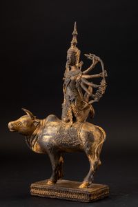 Figura di divinit multibraccia assisa su bue in bronzo con tracce di doratura, Thailandia, fine XIX secolo  - Asta Arte Orientale - Associazione Nazionale - Case d'Asta italiane
