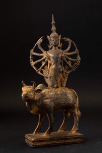 Figura di divinit multibraccia assisa su bue in bronzo con tracce di doratura, Thailandia, fine XIX secolo  - Asta Arte Orientale - Associazione Nazionale - Case d'Asta italiane