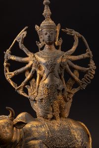 Figura di divinit multibraccia assisa su bue in bronzo con tracce di doratura, Thailandia, fine XIX secolo  - Asta Arte Orientale - Associazione Nazionale - Case d'Asta italiane