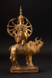 Figura di divinit multibraccia assisa su bue in bronzo con tracce di doratura, Thailandia, fine XIX secolo  - Asta Arte Orientale - Associazione Nazionale - Case d'Asta italiane