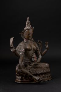 Figura di Tara seduta su doppio fiore di loto in bronzo con innesti in turchese e corallo, Tibet, XIX secolo  - Asta Arte Orientale - Associazione Nazionale - Case d'Asta italiane