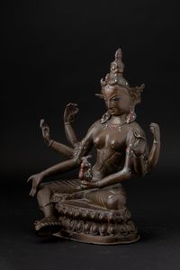 Figura di Tara seduta su doppio fiore di loto in bronzo con innesti in turchese e corallo, Tibet, XIX secolo  - Asta Arte Orientale - Associazione Nazionale - Case d'Asta italiane