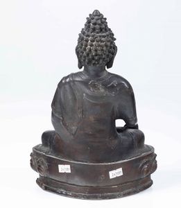 Figura di Buddha Sakyamuni seduto su doppio fiore di loto, Cina, Dinastia Qing, XIX secolo  - Asta Arte Orientale - Associazione Nazionale - Case d'Asta italiane