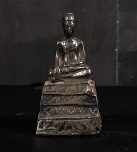 Figura di Buddha Amitayus seduto su piedistallo rivestita in lamina metallica, Thailandia, XIX secolo  - Asta Arte Orientale - Associazione Nazionale - Case d'Asta italiane
