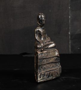 Figura di Buddha Amitayus seduto su piedistallo rivestita in lamina metallica, Thailandia, XIX secolo  - Asta Arte Orientale - Associazione Nazionale - Case d'Asta italiane