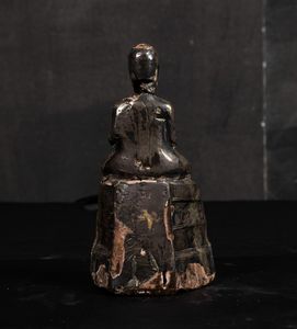 Figura di Buddha Amitayus seduto su piedistallo rivestita in lamina metallica, Thailandia, XIX secolo  - Asta Arte Orientale - Associazione Nazionale - Case d'Asta italiane