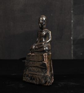 Figura di Buddha Amitayus seduto su piedistallo rivestita in lamina metallica, Thailandia, XIX secolo  - Asta Arte Orientale - Associazione Nazionale - Case d'Asta italiane