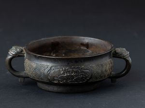 Incensiere in bronzo a doppia ansa con decori d�ispirazione arcaica incisi e a rilievo, Cina, Dinastia Ming, XVII secolo  - Asta Arte Orientale - Associazione Nazionale - Case d'Asta italiane