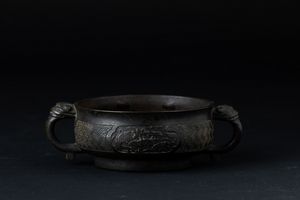 Incensiere in bronzo a doppia ansa con decori d�ispirazione arcaica incisi e a rilievo, Cina, Dinastia Ming, XVII secolo  - Asta Arte Orientale - Associazione Nazionale - Case d'Asta italiane