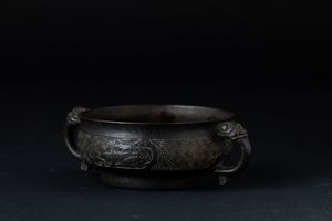 Incensiere in bronzo a doppia ansa con decori d�ispirazione arcaica incisi e a rilievo, Cina, Dinastia Ming, XVII secolo  - Asta Arte Orientale - Associazione Nazionale - Case d'Asta italiane