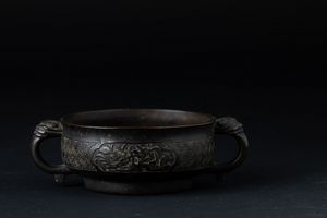 Incensiere in bronzo a doppia ansa con decori d�ispirazione arcaica incisi e a rilievo, Cina, Dinastia Ming, XVII secolo  - Asta Arte Orientale - Associazione Nazionale - Case d'Asta italiane