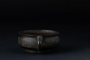 Incensiere in bronzo a doppia ansa con decori d�ispirazione arcaica incisi e a rilievo, Cina, Dinastia Ming, XVII secolo  - Asta Arte Orientale - Associazione Nazionale - Case d'Asta italiane