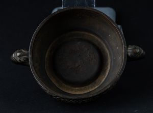 Incensiere in bronzo a doppia ansa con decori d�ispirazione arcaica incisi e a rilievo, Cina, Dinastia Ming, XVII secolo  - Asta Arte Orientale - Associazione Nazionale - Case d'Asta italiane