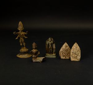 Lotto composto da tre bronzetti raffiguranti divinit e due steli votive in pietra, India, XVIII-XIX secolo  - Asta Arte Orientale - Associazione Nazionale - Case d'Asta italiane