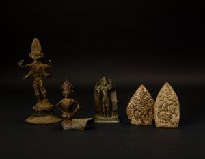 Lotto composto da tre bronzetti raffiguranti divinit e due steli votive in pietra, India, XVIII-XIX secolo  - Asta Arte Orientale - Associazione Nazionale - Case d'Asta italiane