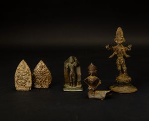 Lotto composto da tre bronzetti raffiguranti divinit e due steli votive in pietra, India, XVIII-XIX secolo  - Asta Arte Orientale - Associazione Nazionale - Case d'Asta italiane