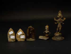 Lotto composto da tre bronzetti raffiguranti divinit e due steli votive in pietra, India, XVIII-XIX secolo  - Asta Arte Orientale - Associazione Nazionale - Case d'Asta italiane
