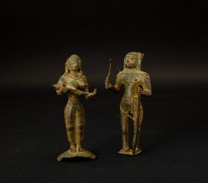 Coppia di bronzetti raffiguranti un uomo e una donna con bambino, India, XVIII-XIX secolo  - Asta Arte Orientale - Associazione Nazionale - Case d'Asta italiane