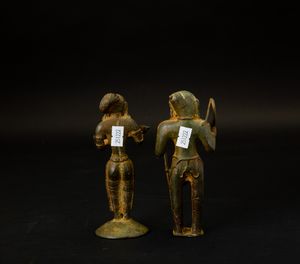 Coppia di bronzetti raffiguranti un uomo e una donna con bambino, India, XVIII-XIX secolo  - Asta Arte Orientale - Associazione Nazionale - Case d'Asta italiane