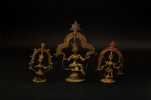 Tre figure in bronzo di divint� assise su piedistalli circolari e sovrastate da archi decorativi con pinnacoli, India, XVIII-XIX secolo  - Asta Arte Orientale - Associazione Nazionale - Case d'Asta italiane