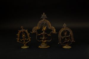 Tre figure in bronzo di divint� assise su piedistalli circolari e sovrastate da archi decorativi con pinnacoli, India, XVIII-XIX secolo  - Asta Arte Orientale - Associazione Nazionale - Case d'Asta italiane