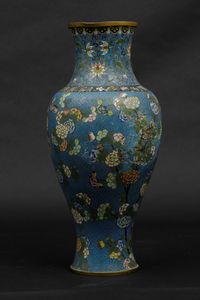 Grande vaso a smalti cloisonn� con decoro di uccellini tra i rami e farfalle, Cina, Dinastia Qing, epoca Jiaqing (1796-1820)  - Asta Arte Orientale - Associazione Nazionale - Case d'Asta italiane