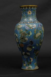 Grande vaso a smalti cloisonn� con decoro di uccellini tra i rami e farfalle, Cina, Dinastia Qing, epoca Jiaqing (1796-1820)  - Asta Arte Orientale - Associazione Nazionale - Case d'Asta italiane