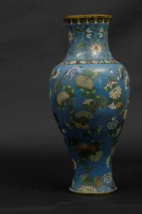 Grande vaso a smalti cloisonn� con decoro di uccellini tra i rami e farfalle, Cina, Dinastia Qing, epoca Jiaqing (1796-1820)  - Asta Arte Orientale - Associazione Nazionale - Case d'Asta italiane