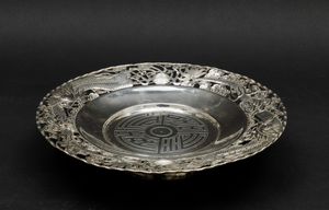Piatto in argento con decoro di draghi a traforo e simboli taoisti, Cina, Dinastia Qing, XIX secolo  - Asta Arte Orientale - Associazione Nazionale - Case d'Asta italiane