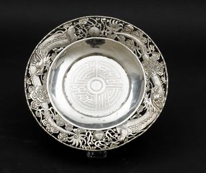 Piatto in argento con decoro di draghi a traforo e simboli taoisti, Cina, Dinastia Qing, XIX secolo  - Asta Arte Orientale - Associazione Nazionale - Case d'Asta italiane