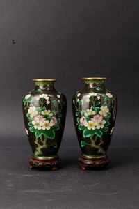 Trittico di vasi in smalto con decori floreali su fondo nero, Cina, XX secolo  - Asta Arte Orientale - Associazione Nazionale - Case d'Asta italiane