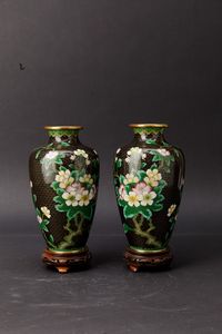 Trittico di vasi in smalto con decori floreali su fondo nero, Cina, XX secolo  - Asta Arte Orientale - Associazione Nazionale - Case d'Asta italiane