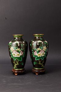 Trittico di vasi in smalto con decori floreali su fondo nero, Cina, XX secolo  - Asta Arte Orientale - Associazione Nazionale - Case d'Asta italiane