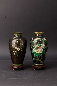 Trittico di vasi in smalto con decori floreali su fondo nero, Cina, XX secolo  - Asta Arte Orientale - Associazione Nazionale - Case d'Asta italiane